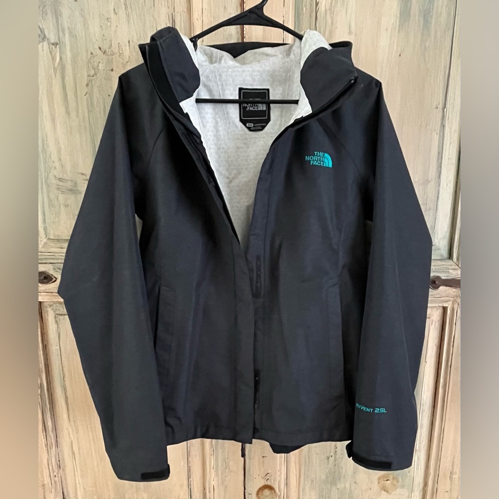 Women’s The North Face HyVent 2.5L Lightweight Jacket size M, Color Grey.